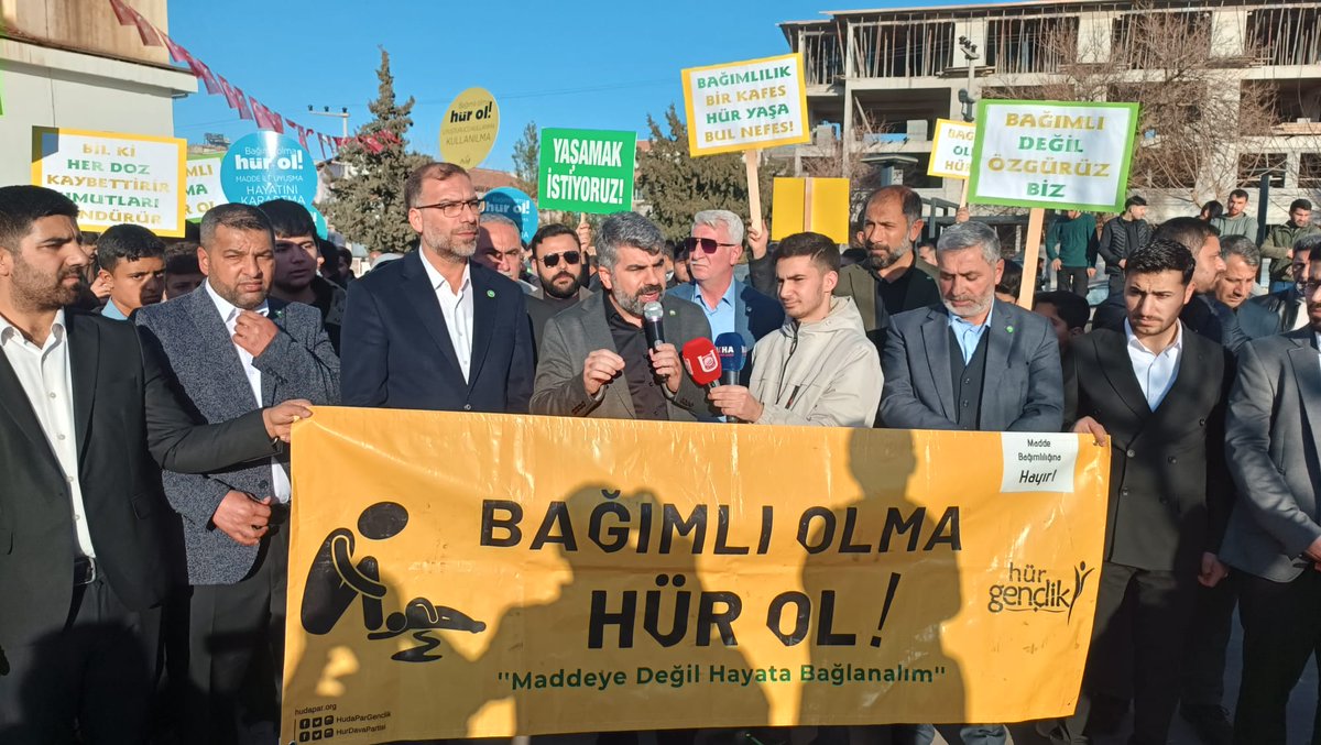 FarukDinc_'s tweet photo. 📍 Şanlıurfa/Hilvan 
Partimizin Gençlik Kollarının düzenlediği “Bağımlı Olma Hür Ol” yürüyüşüne katıldık.

Uyuşturucu belası, artık münferit bir asayiş sorunu olmaktan çıkmıştır.

Bu mesele, sadece güvenlik güçlerinin değil; devletin tüm kurumlarının ve toplumun tamamının omuz omuza vermesini gerektiren bir varlık meselesidir.

Etkinlikte emeği geçen kardeşlerime teşekkür ederim.