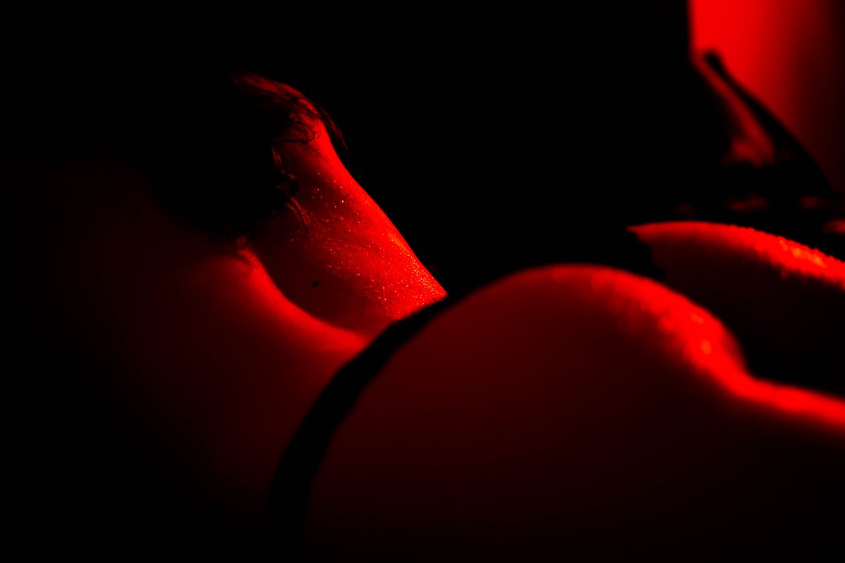 WNude81479's tweet photo. 🔴 Lumière rouge &amp; peau mouillée

Juste un aperçu…

📸 par william__dbc

🚫 Version complète sur les réseaux privés 

#ArtNude #Sensual #Boudoir #FineArt #Model #Photoshoot

@OrgasmicGroup
@FrancaisesSexy
@SpicyGirlsNSFW
@nofacemodele
@Body_Art_be_fr
@lafrancecoquine https://t.co/lSJcDHPcjd