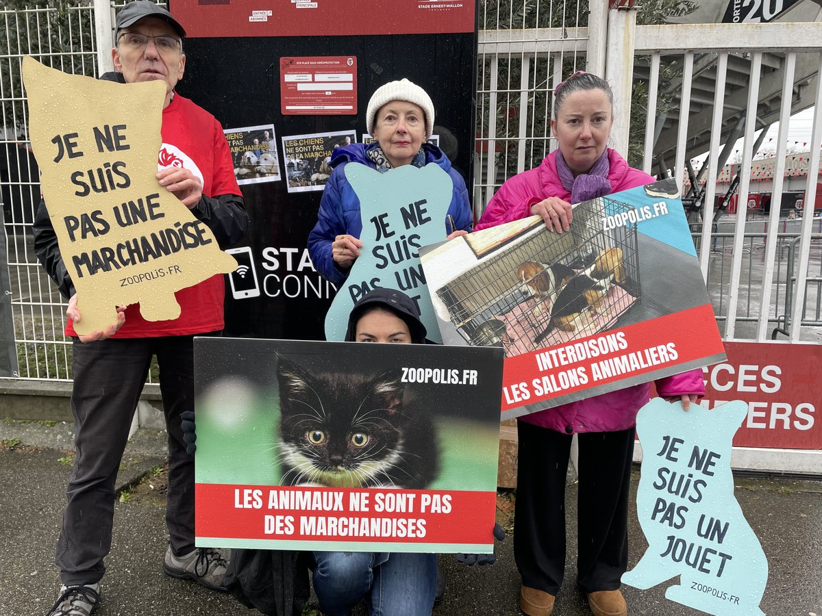 🐶🐱Action de sensibilisation aujourd'hui devant le <a href="/StadeToulousain/">Stade Toulousain</a> qui accueille un salon du chiot.💶

📣PAZ demande au président <a href="/didierlacroixx/">Didier Lacroix</a> de prendre au sérieux la condition animale en cessant d'accueillir des salons animaliers. 

➡️zoopolis.fr/nos-campagnes/…