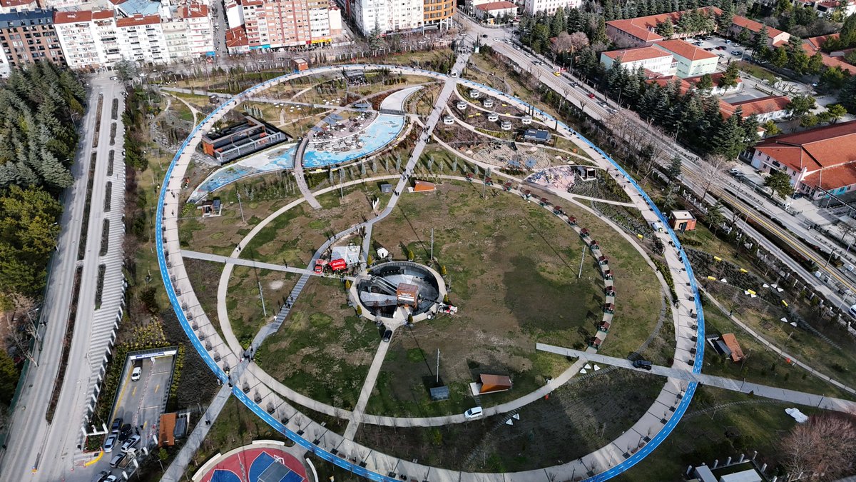 Recep Tayyip Erdoğan Millet Bahçemizde bahar hazırlığı başladı 🌳✨

Bugün, Eskişehir'imizin kalbindeki nefes alanı olan Millet Bahçemizde yürütülen kapsamlı yenileme çalışmalarını Emlak Yönetim A.Ş. Genel Müdür Yardımcımız Kenan Apaydın ile birlikte inceledik.

Yaklaşık bir