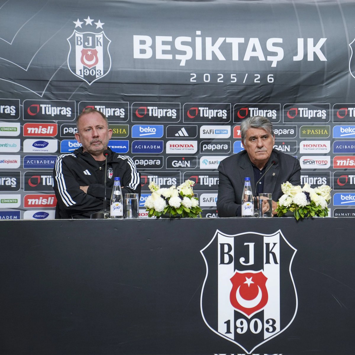 Defolun gidin... 90 dakikadır takim hicbirsey oynamıyor. 2 top direkten döndü. Ersin net 2-3 kurtarış yaptı. Sergen in bu takıma hiçbir katkısı yok... 3 transfer dönemi geçti bu yönetimle gene Salih oynuyor..
#İBFKvBJK #serdaladalıistifa #sergenistifa