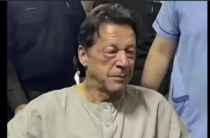 NiharCaptan's tweet photo. یہ پکچر سامنے آئی ہے اصلی یا نقلی ہے سب کنفرم کریں#imrankhan https://t.co/0Hl6pDmOc4