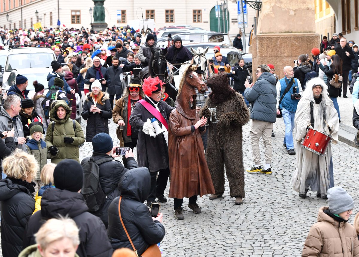 prahajedna's tweet photo. 🎭 Malostranské masopustní veselí v sobotu 14. února 2026 zaplnilo Malou Stranu a Hradčany stovkami masek, hudebníků i návštěvníků všech generací!
✍ Celý článek:
https://t.co/nExf9ID4Fv
#Praha #Praha1 #Masopust #MalaStrana #Hradcany #Kampa #MasopustniVeseli https://t.co/NAkhvIs3uv