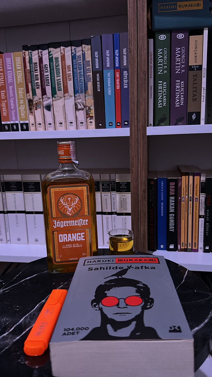 Murakami okuyorsak yanında likör, viski yudumlamak iyi gider. Okuyucuyu kendine bağımlı hale getiren satırlar, yalnızlık, kitap sevgisi, varoluş felsefesi, ruhsal sorgulamalar ve tabii ki büyüsel metaforlar. Üçüncü kez bitiriyor, yine hayran kalıyorum. 5/5