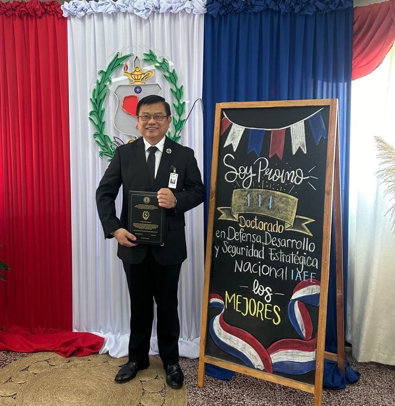 El profesor Félix era absurdamente amable, querido, dedicado y comprometido con la enseñanza. Sigo sin creerlo. Lo que más anhelo es que el momento sea de apoyo a la familia y oraciones para él. Para mí fue un honor participar un poquito de su vida académica. 
Dios le recibió y