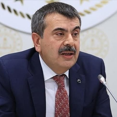 LAİKLİĞİ FİİLİ OLARAK KALDIRMAYA ÇALIŞAN BAKAN,AYRICA TEK DİN TEK MEZHEP DAYATMASIDA YAPMAKTADIR
Ramazan ayının yaklaşmasıyla birlikte okullarda uygulanacağı belirtilen etkinlik programları kamuoyuna yansımıştır. Milli Eğitim Bakanlığı’nın 81 ile gönderdiği yazı doğrultusunda;