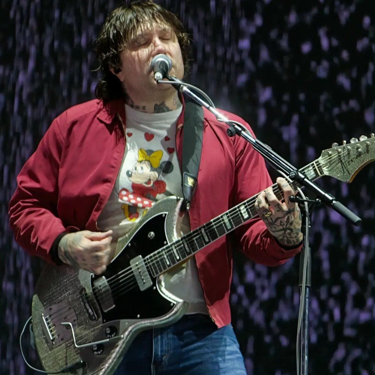 ierooween's tweet photo. the hottest man you know is out there playing in my chemical romance wearing a minnie mouse and a snoopy shirt https://t.co/Jz4czqbgxU