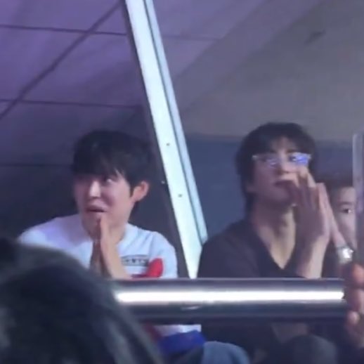 น้องโฟ้ดโค้งทักทายอึนซอกแอนตันไหว้กลับคนไหนไทยแท้5555555555555

(Cr. Ponypinkpinkk, tianxmini )