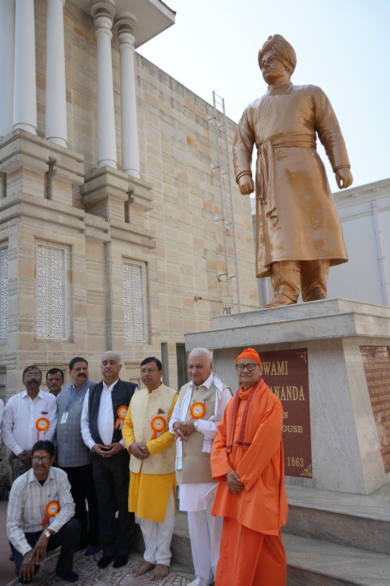 कोलकाता में आर्य समाज के 150वें स्थापना दिवस पर चाणक्य वार्ता के आर्य समाज विशेषांक का विमोचन करते हुए बिहार के राज्यपाल श्री आरिफ मोहम्मद खान एवं अन्य विशिष्टजन। इस अवसर पर बड़ी संख्या में कोलकाता के प्रबुद्धजन उपस्थित रहे।