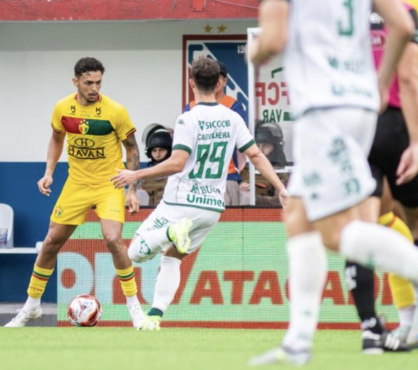 Chapecoense não concedeu entrevistas após o jogo em Brusque por impasse com a detentora dos direitos de transmissão. Segundo o presidente da FCF, Rubens Angelotti, a federação e o clube tentaram mudar a data, mas a NSC manteve a grade. Mal-estar ficou entre clube e emissora.
