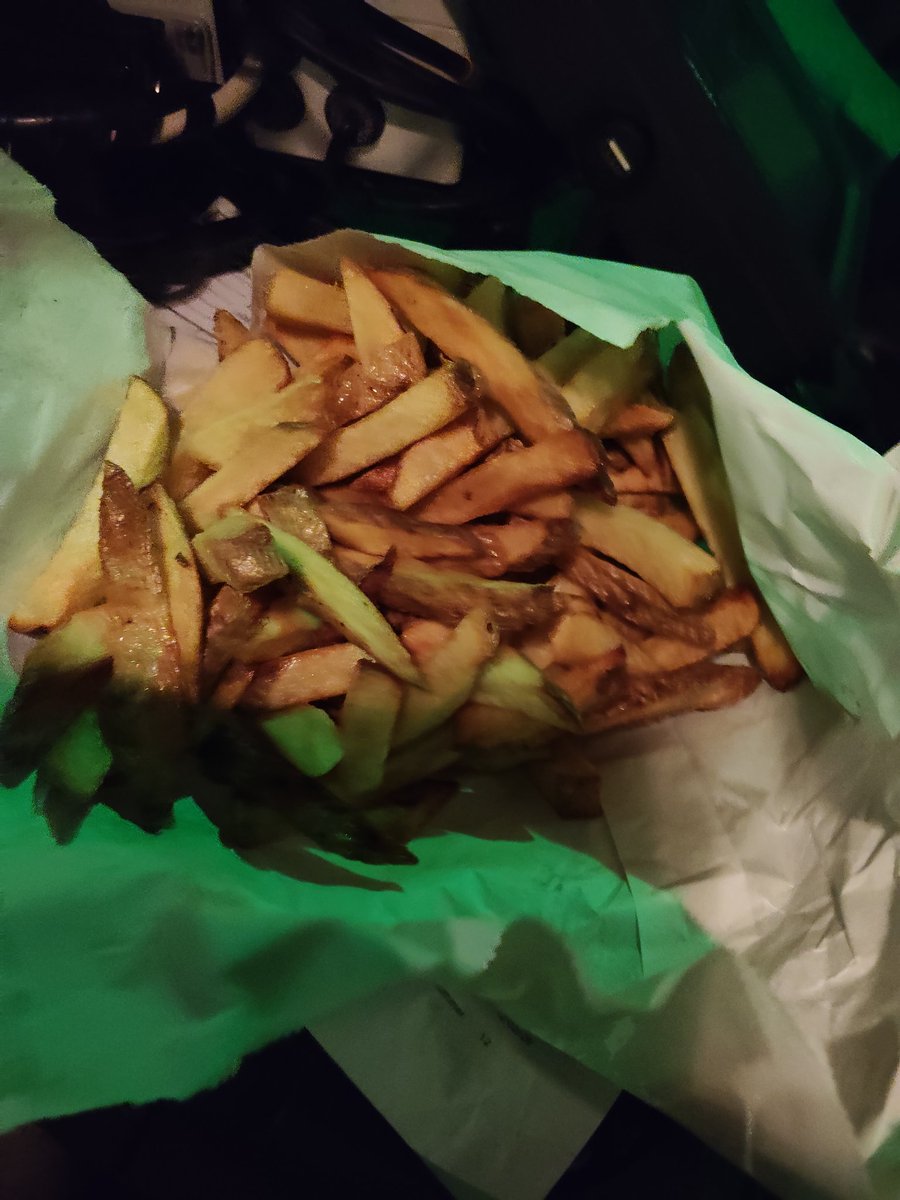 De plaatselijke restaurant waar ik twee keer langs rijd stond met frietjes klaar lekker hoor