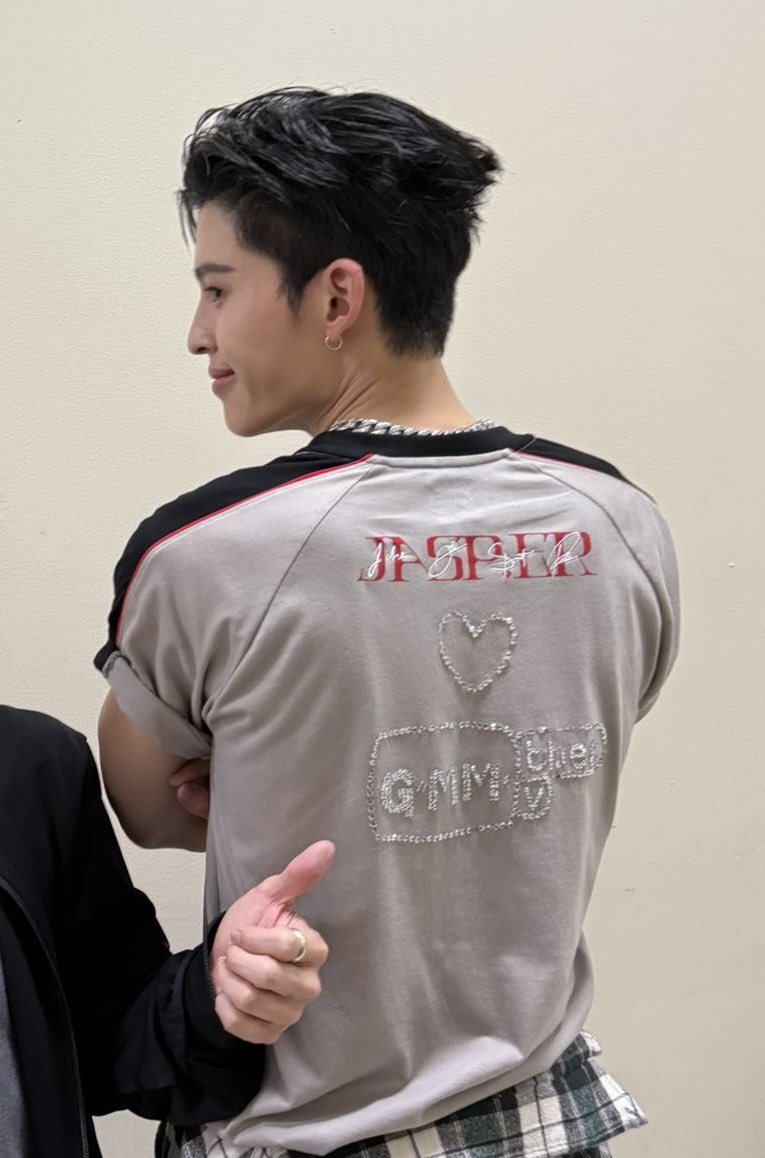 ฮีเป็นแผ่นหลังของประเทศจริงๆ เป็นแผ่นหลังของประเทศไม่พอ เป็นแผ่นหลังของตึกอีก ทุกสตอรี่มีแผ่นหลังณราวิชญ์

 #ppnaravit