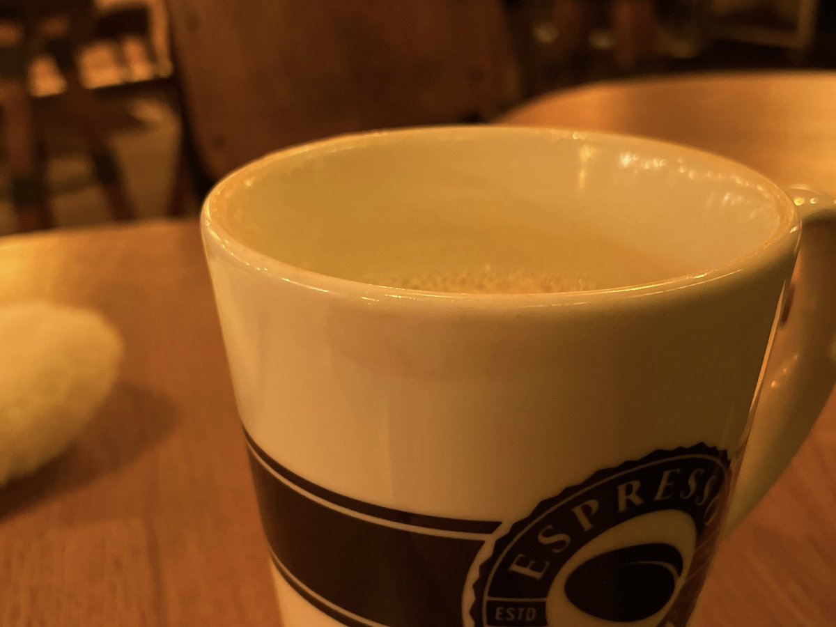 컵에 묻은 립스틱 자국 어른 여자 같아서 좋아