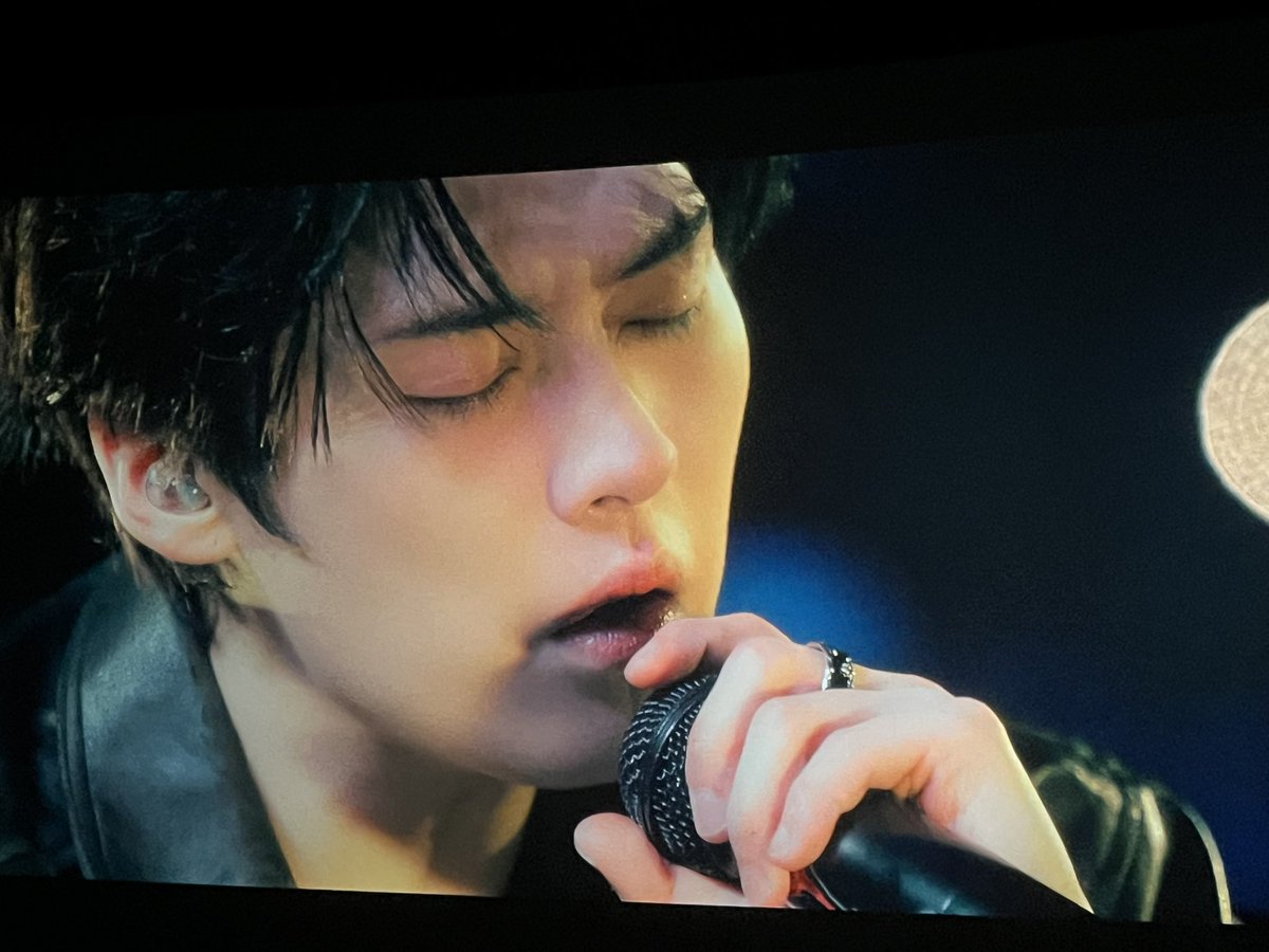 His soso 😭😭🤌🏻🤏🏻
#StrayKids #leeknow #StrayKidsThedominATEExperience