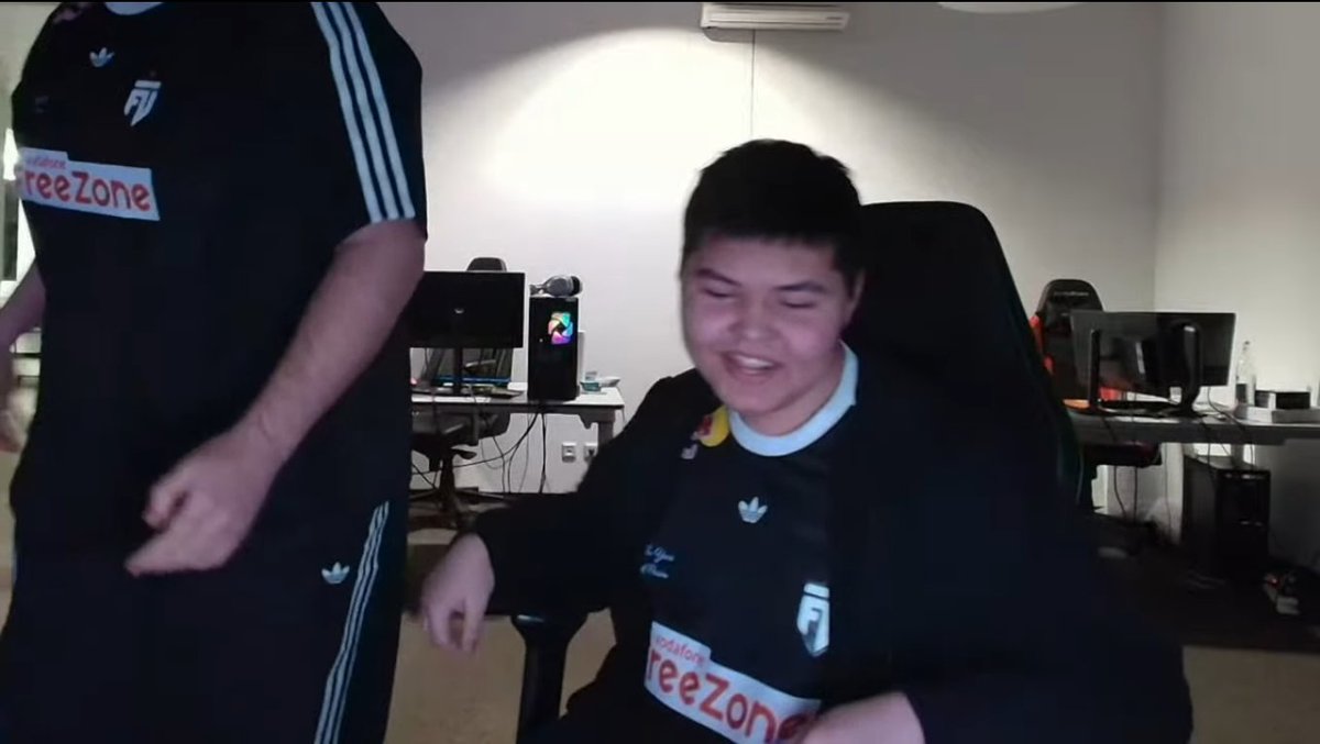 NacoTV_'s tweet photo. Esta bestia ganó la primera final mensual que jugó en su carrera siendo el carry de su equipo

16 años.
Llegó Guesti al competitivo https://t.co/MyoSOggNjR