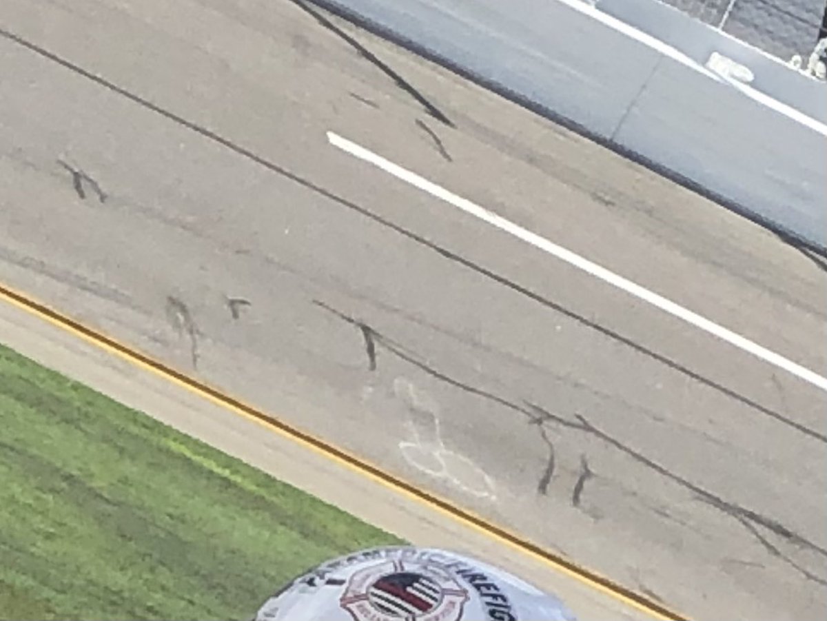 bottomsplitCEO's tweet image. check out what someone drew on the tri oval