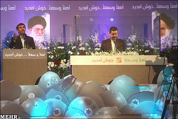 realmeys's tweet photo. یادی کنیم از سفر احمدی نژاد به جنوب لبنان که مترجم رو فرستاد پشت شیشه ضدگلوله و خودش پشت تریبون بدون شیشه و محافظ قرار گرفت😂

#جاويدشاه‌ https://t.co/4nzG8LIUiQ