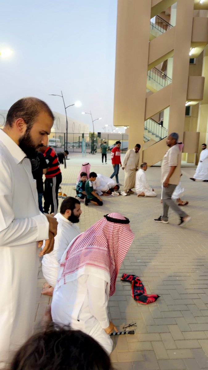 إلى وزارة الرياضة <a href="/mosgovsa/">وزارة الرياضة</a> و <a href="/SPL/">دوري روشن السعودي</a> 

في مباراة #الرياض_الخليج امس في استاد الأمير فيصل بن فهد استغربنا عدم وجود مُصلى مخصص للجماهير أو حتى توفير سجاد للصلاة داخل الملعب.

والمسجد يقع في جهة بعيدة والمنظمون يمنعون الوصول إليه بحجة اختلاف الدرجات بينما يتوفر مُصلى في الفئة الذهبية