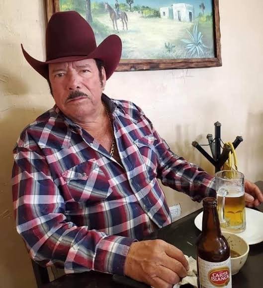 Tu abuelo viendo como llegas vestido de perro a la carne asada familiar