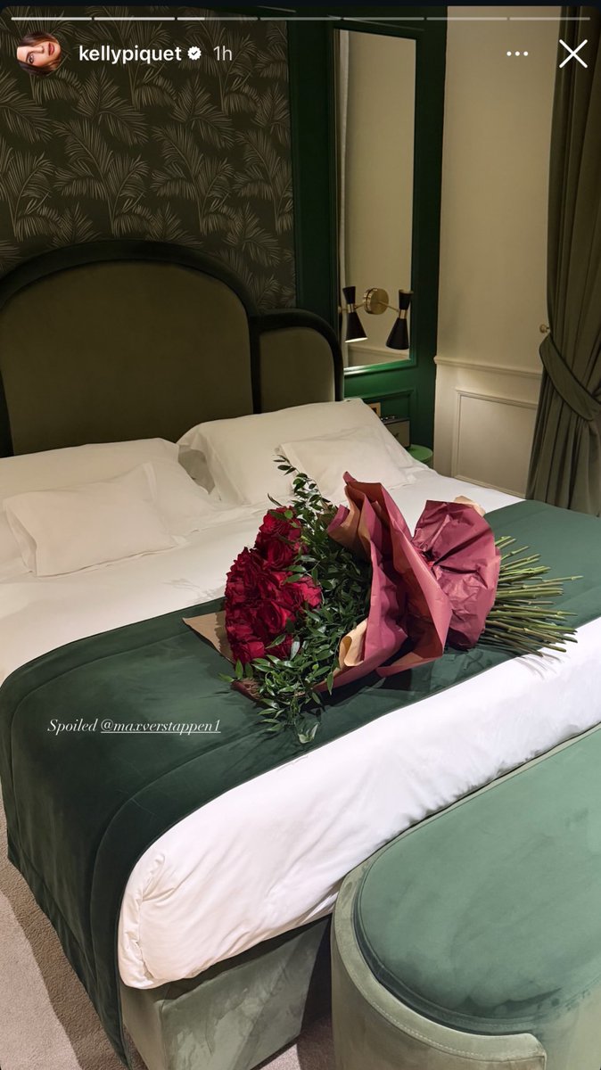 NO PUEDE SER NO LE COMPRO FLORES VIENEN CON EL PAQUETE DE VALENTINES DEL LIGAR KAKAKAKAKAJAJAJAJAJAJAJA ME ESTOY RIENDO HACE MEDIA HORA