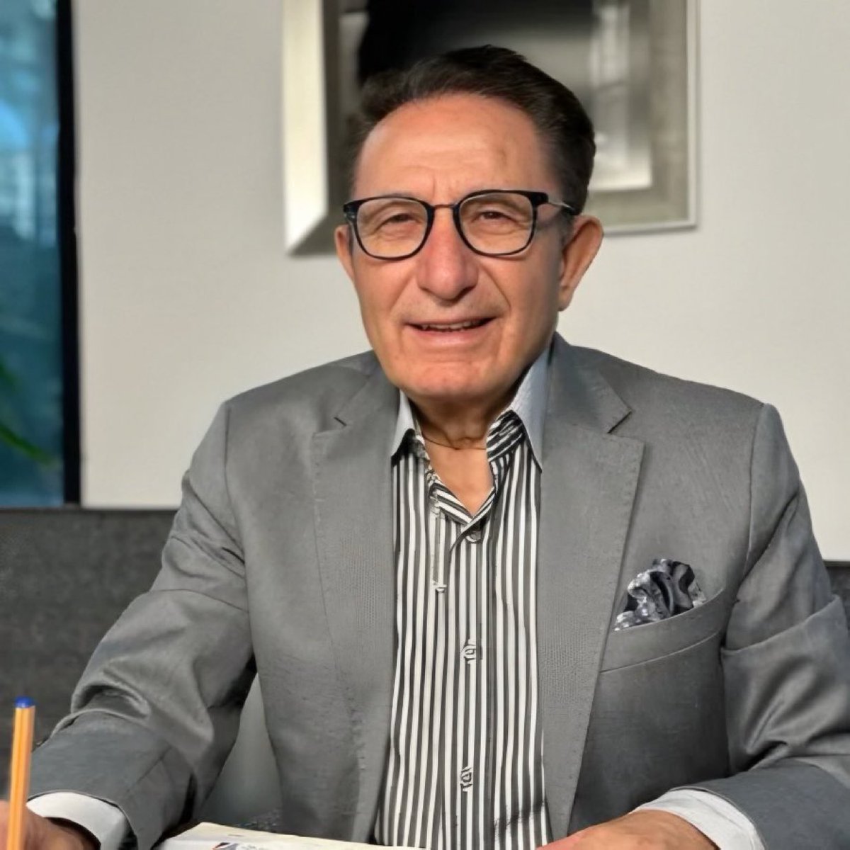 Nefes yazarı Metin Yılmaz: 

“Meclis lokantasında dana kavurma 65 TL, okul kantininde simit-ayran 50 TL.

Öğrenci teneffüste simide muhtaç, ama vekil Meclis'te tıkır tıkır etini yiyor.”