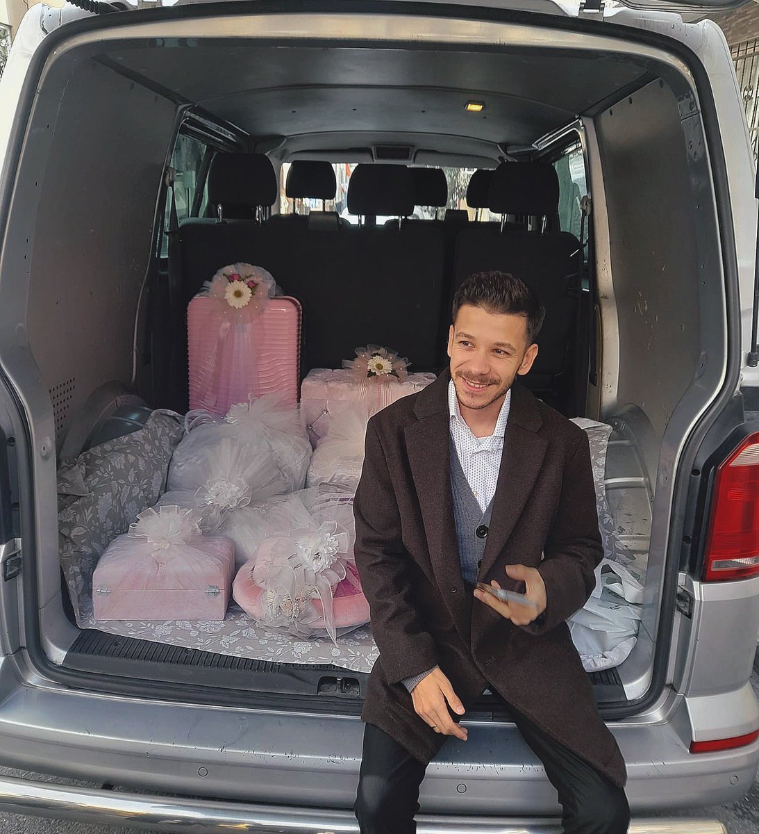 simgei_'s tweet photo. Kendi annemi kaybettikten sonra Allah karşıma öyle birini çıkardı ki annesi beni evlatlarından bir gün ayırmadı, elleriyle çeyiz hazırladı süsledi. Sen bana nasip olduğun için, annen benim annem olduğu içiin😏, kocaman ailemiz için ve seninle bir ömür için çok şanslıyıııım🩷 https://t.co/1FXD7mvb3e