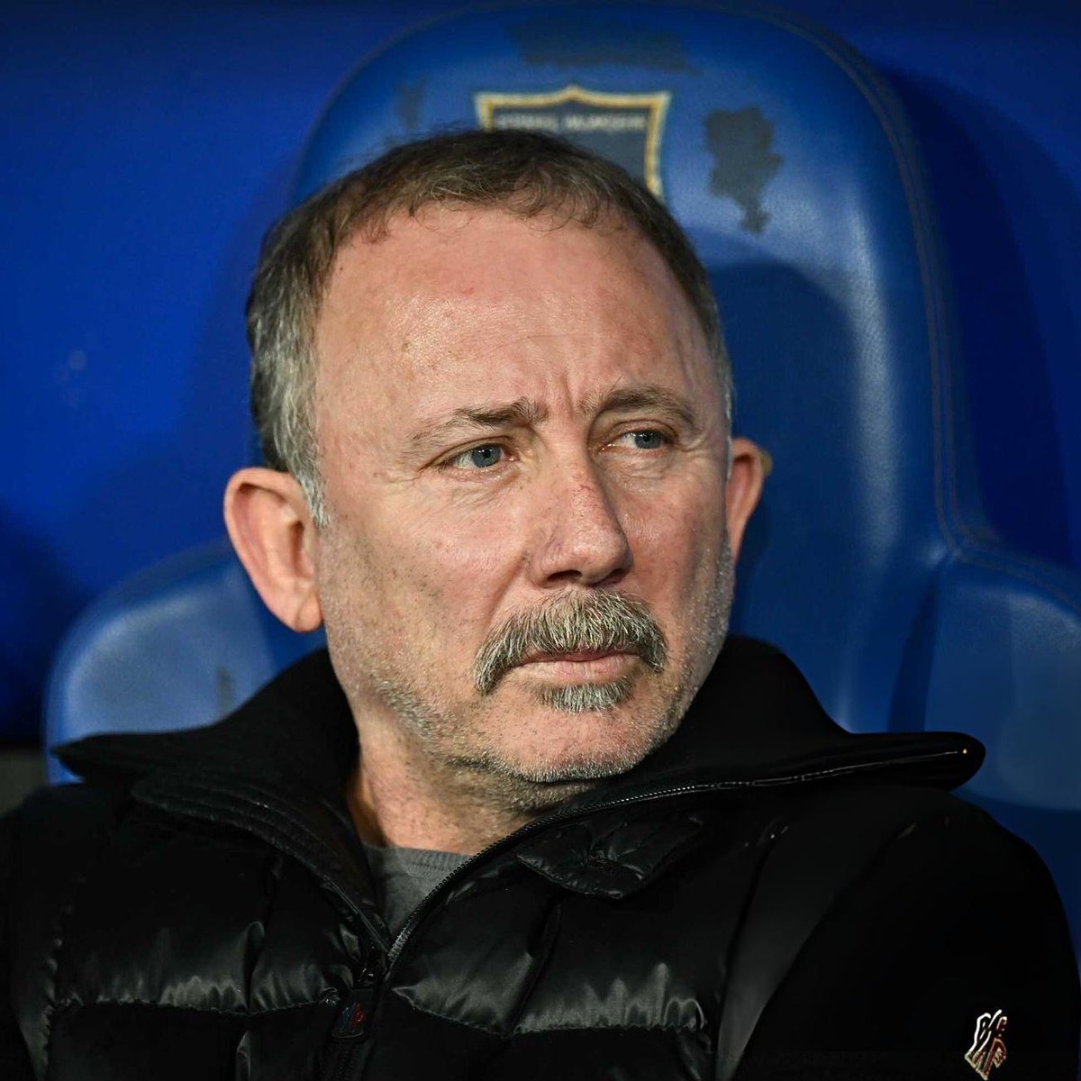 10'un apoletleri var.