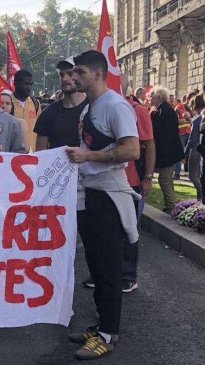 Accusé par des témoins oculaires d’avoir été au cœur du lynchage qui a coûté la vie à Quentin à Lyon, Jacques-Élie Favrot, assistant parlementaire de Raphaël Arnault et membre de la Jeune Garde, nie catégoriquement toute participation.
Il choisit de se retirer temporairement de