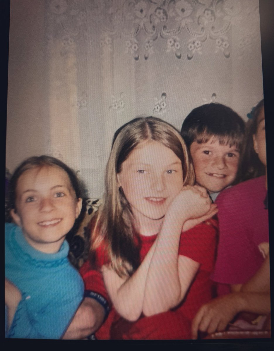 Я с систр и братом тусим у бабушки 2006 год😎