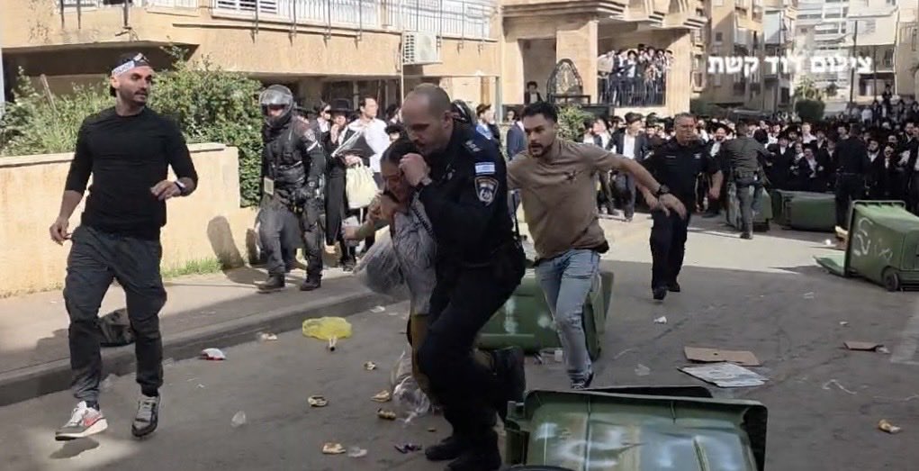 אני עדיין מעכל את התמונות מבני ברק. מה שקורה שם היום זו חרפה לאומית. אין מילה אחרת.

תסתכלו על התמונות. שוטרים מחלצים חיילות צה״ל מהמון מוסת. לא בג׳נין, לא בקסבה של שכם אלא בלב מדינת ישראל. 

חיילות במדים, הבנות של כולנו, שצריכות ליווי משטרתי כדי לא לעבור לינץ' ברחוב ישראלי.