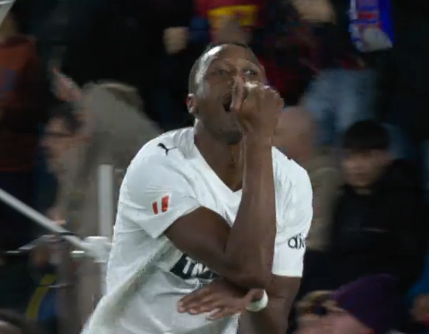 besoccer_ES's tweet photo. GOL de Umar Sadiq, que celebra su gol haciendo... Bueno, no sabemos qué está haciendo https://t.co/dvLyBQkXyN