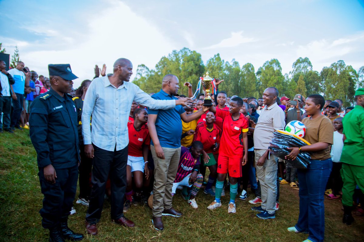 KayonzaDistrict's tweet photo. Amakipe y’Imirenge ya Mukarange (abagabo) na Murundi (abagore) ni yo azahagararira Akarere ka Kayonza mu mikino y’umupira w’amaguru ku rwego rw’Intara @RwandaEast mu irushanwa #UmurengeKagameCup2026 . Turabifuriza kuzaduserukira neza no gukomeza kugaragaza impano n’ishyaka! https://t.co/uTGlYnKRwc