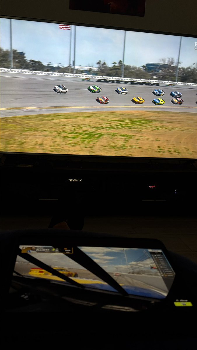 iMatt24's tweet photo. #Daytona500 https://t.co/lVn4vXihVI