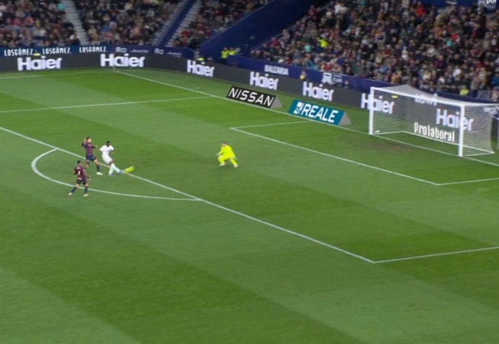 besoccer_ES's tweet photo. GOL de Umar Sadiq, que celebra su gol haciendo... Bueno, no sabemos qué está haciendo https://t.co/dvLyBQkXyN