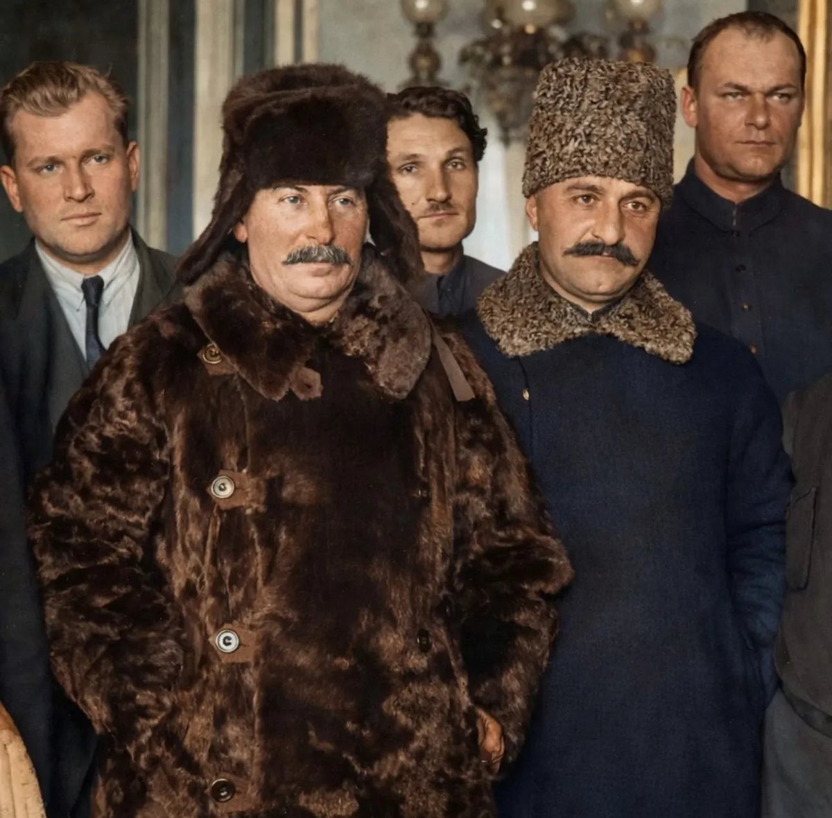 Вот таким упыря и надо показывать всем его поклонникам. «I’m modern, you know what I mean, and I do my little turne on the catwalk»