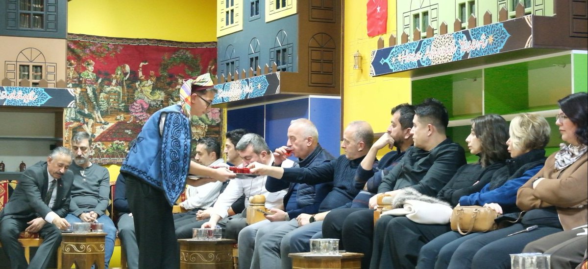 Helva Sohbetleri Projesi ile geçmişimizden günümüze uzanan köklü bir kültürel miras, Türkçenin edebî ve sözlü zenginliğiyle yeniden hayat bulurken; İl Millî Eğitim Müdürümüz sayın Sinan Aydın’ın katılımıyla gerçekleşen buluşmamızda sözün inceliği ve geleneğin sıcaklığı aynı