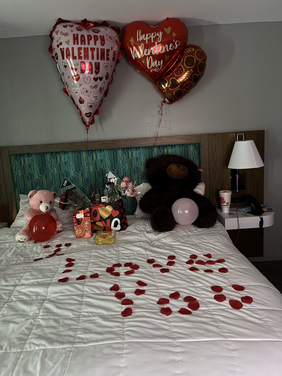 Binsmacker's tweet photo. That broke bot ain’t buy you no flowers ? #standardclip https://t.co/l5a3iPczIv