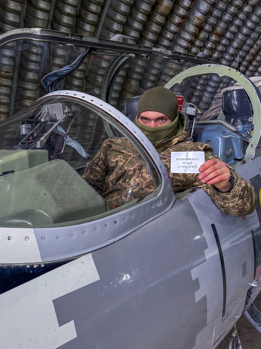 UAAirforce's tweet photo. Aktuální fotografie pilotů a personálu z 203. výcvikové letecké brigády “Vladyslav Rykov”. Letouny na fotografiích jsou L-39, bohužel nedokážeme určit typ (C/ZA/M1) Aktuálnost fot lze potvrdit olympijskými vzkazy.

#L39 #Albatros #ZSU #SupportUkraine https://t.co/M3T4KkE8mD