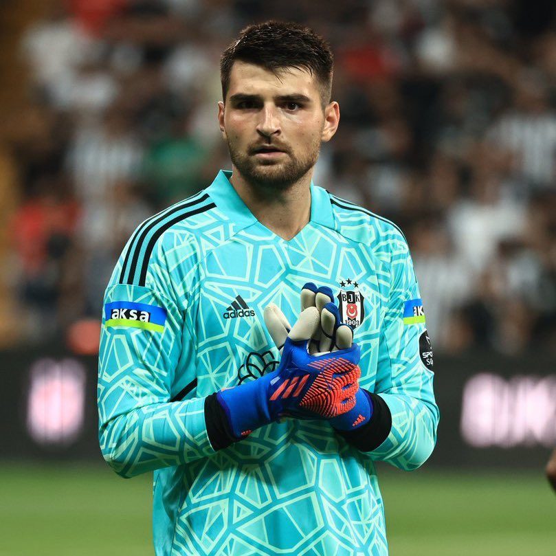 Tepkilere ve eleştirilere rağmen Ersin Destanoğlu, Başakşehir karşısında alınan 3 puanın baş mimarlarından biri oldu.

Hafta boyunca mental olarak hazır kalan genç file bekçisi, karşılaşmada yaptığı 4 kritik kurtarışla takımını ayakta tuttu.