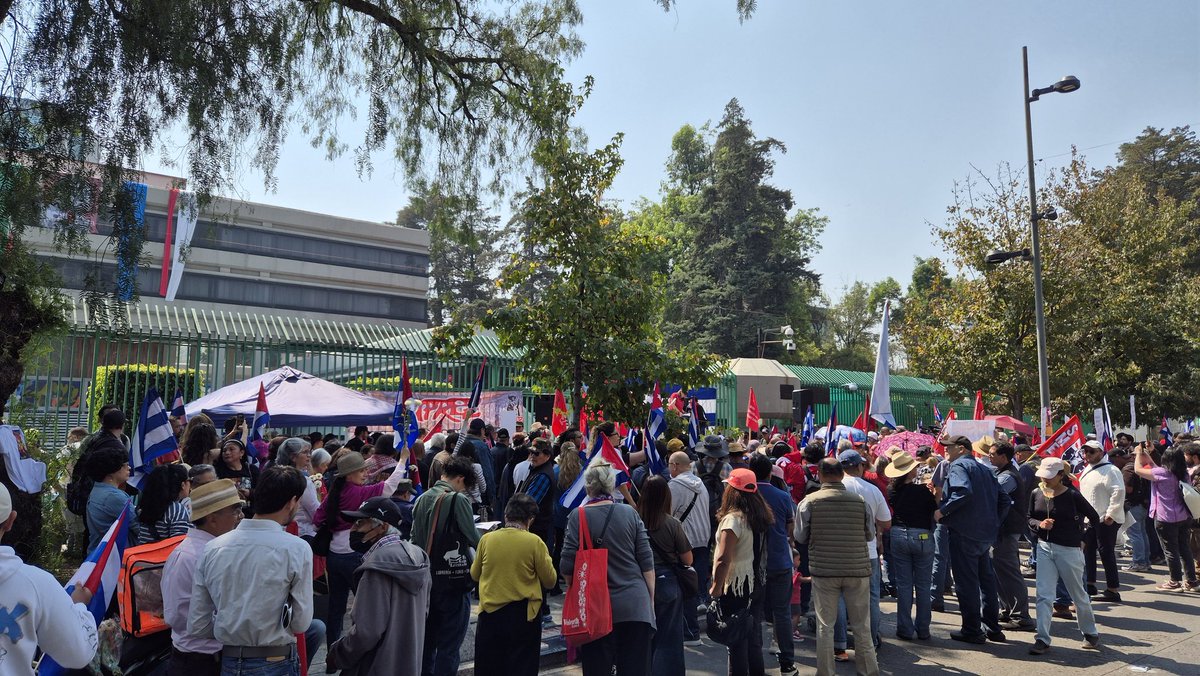 Llegan a la Embajada de Cuba en México cientos de amigos mexicanos solidarios con Cuba y cubanos residentes a expresar su apoyo a nuestro país y denuncia de la política agresiva, cruel e inhumana del gob. de EEUU.

#GraciasMéxico 🇨🇺🇲🇽