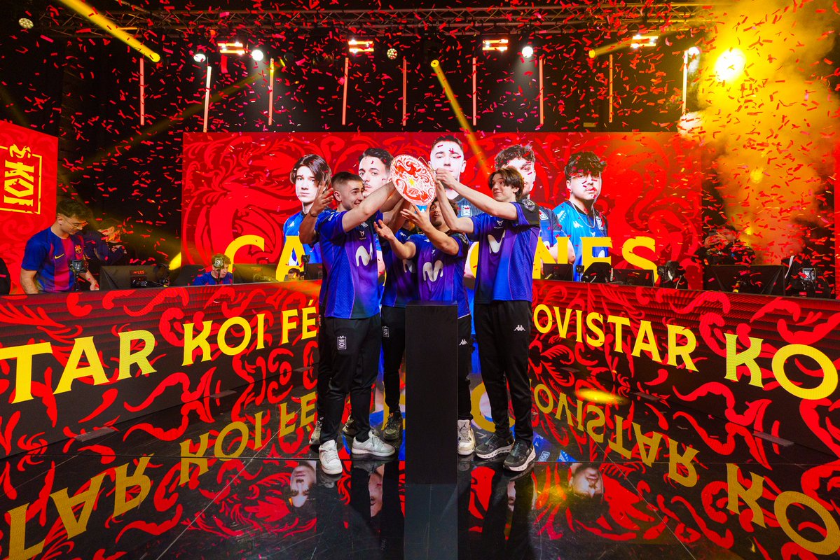 El momento de la casi tragedia con el trofeo del Kick-off Tournament.