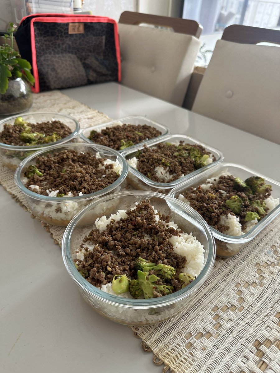 Acho lindo quem faz marmitas pra semana toda… só faço pro dia! 🤌🏻