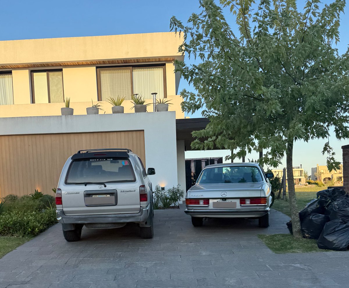 Hoy estuve en un barrio cerrado -de los más caros- y entre tanto auto chino, tanta SW4, tanta Territory sobresalía este tipazo