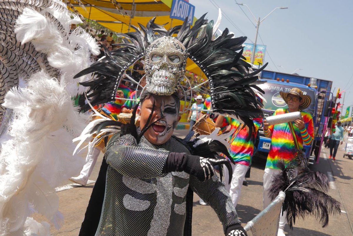 Carnaval_SA's tweet photo. 🎉Celebrando la victoria de la vida sobre la muerte, llegan los Reyes del #CarnavalDeLosNiños Sharon Acosta y Joshua Ortíz al Cumbiódromo. 

Rindiéndole homenaje a la danza del Garabato y demostrando que son legado vivo, llenando de sonrisas la #GranParadaDeTradición.👑❤️💛💚

#CarnavalDeBarranquilla2026