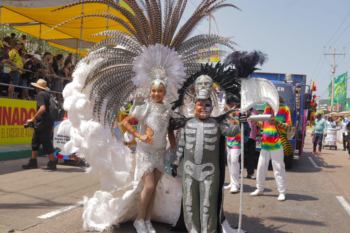 Carnaval_SA's tweet photo. 🎉Celebrando la victoria de la vida sobre la muerte, llegan los Reyes del #CarnavalDeLosNiños Sharon Acosta y Joshua Ortíz al Cumbiódromo. 

Rindiéndole homenaje a la danza del Garabato y demostrando que son legado vivo, llenando de sonrisas la #GranParadaDeTradición.👑❤️💛💚

#CarnavalDeBarranquilla2026