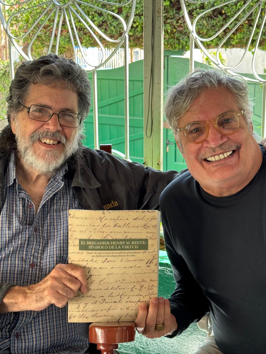 Hoy mi hermano Amaury y yo hablamos d la batalla en las redes, d ntra amada patria, d Fidel, Raúl, <a href="/DiazCanelB/">Miguel Díaz-Canel Bermúdez</a>, del mensaje d la <a href="/CasAmericas/">Casa de las Américas</a> al pueblo d EEUU, d Henry Reeve, q murió muy joven x la libertad d Cuba. Y Amaury me regaló su diario d campaña. Gracias!!! #CubaVencerá