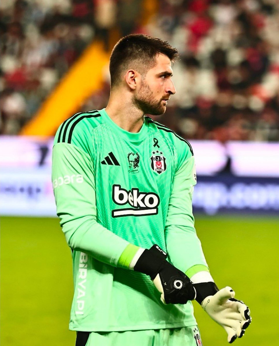 4 - İstanbul Başakşehir maçında dört kurtarış yapan Ersin Destanoğlu, bu sezon <a href="/Besiktas/">Beşiktaş JK</a>'ın kazandığı bir Süper Lig maçındaki en yüksek sayıya ulaştı. Pelerin.