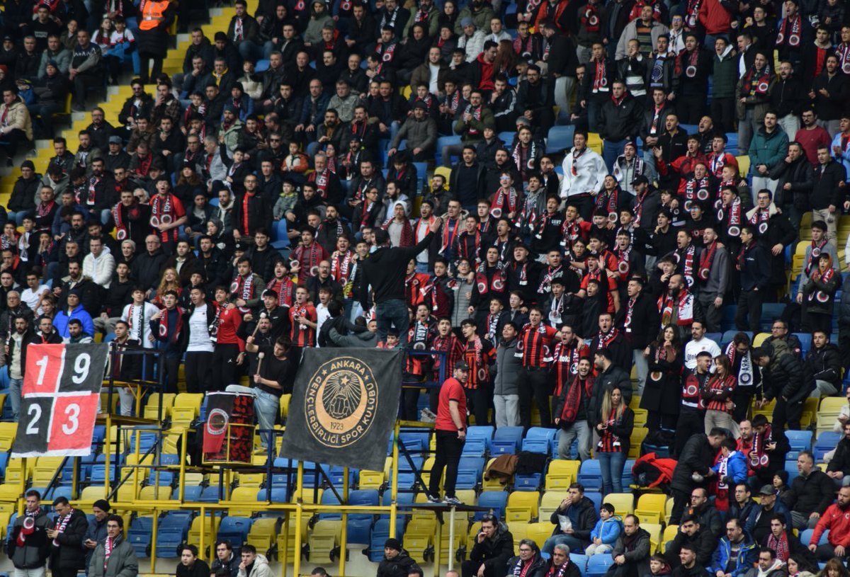 gorkemcayan_'s tweet photo. Bu hafta sonu iki farklı ligde oynayan camianın maçlarını izleme şansım oldu. Sizlere gözlemimi paylaşmak istiyorum.

Bir tarafta Süper Lig'de mücadele eden, elinde kötü olmayan bir oyuncu havuzu bulunan, transfer tahtası açık, ekonomik olarak "henüz" nefes almayı başarabilen bir konumda olan Gençlerbirliği; diğer tarafta ise 2. Lig'de mücadele eden, elinde oldukça kısıtlı ve dezavantajlı bir oyuncu grubu bulunan, ekonomik olarak darboğazda bulunan, transfer tahtası kalıcı olarak kapalı bir Ankaragücü. 

Gençlerbirliği puan rakibi olan Rizespor ile 2-0 önde götürdüğü maçı yediği gollerle 2-2 berabere bitirdi. Diğer tarafta Ankaragücü ise lig lideri Batman Petrolspor'a karşı iyi oynadığı karşılaşmada 1 puan alarak moral buldu.

Düz mantık baktığınızda keyiflerin yerinde olduğu takım Gençlerbirliği gibi düşünmemiz gerekir değil mi? Hafta sonu kesinlikle öyle değildi. Gençlerbirliği tribünlerinde ve sahada oldukça büyük bir karamsarlık hakimdi. Ama Ankaragücü tribünleri ve oyuncuları oynadıkları oyundan keyif alıyorlardı. 

Kısacası Ankara futbolunda her zaman olan bir durum muydu bilmiyorum ama bildiğim bir şey var. Ankara futbolu ve Türk futbolu bu sezon bana ve futbolseverlere çok enteresan deneyimler yaşatacak gibi... #Ankara #Gençlerbirliği #Ankaragücü