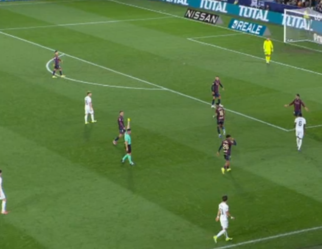 besoccer_ES's tweet photo. - Arriaga ve tarjeta amarilla
- Aplaude al árbitro
- Ve la roja (Olasagasti no entiende qué hace)
- Vuelve a aplaudirle
- Dela se lo lleva a empujones https://t.co/ARfFzuk4en