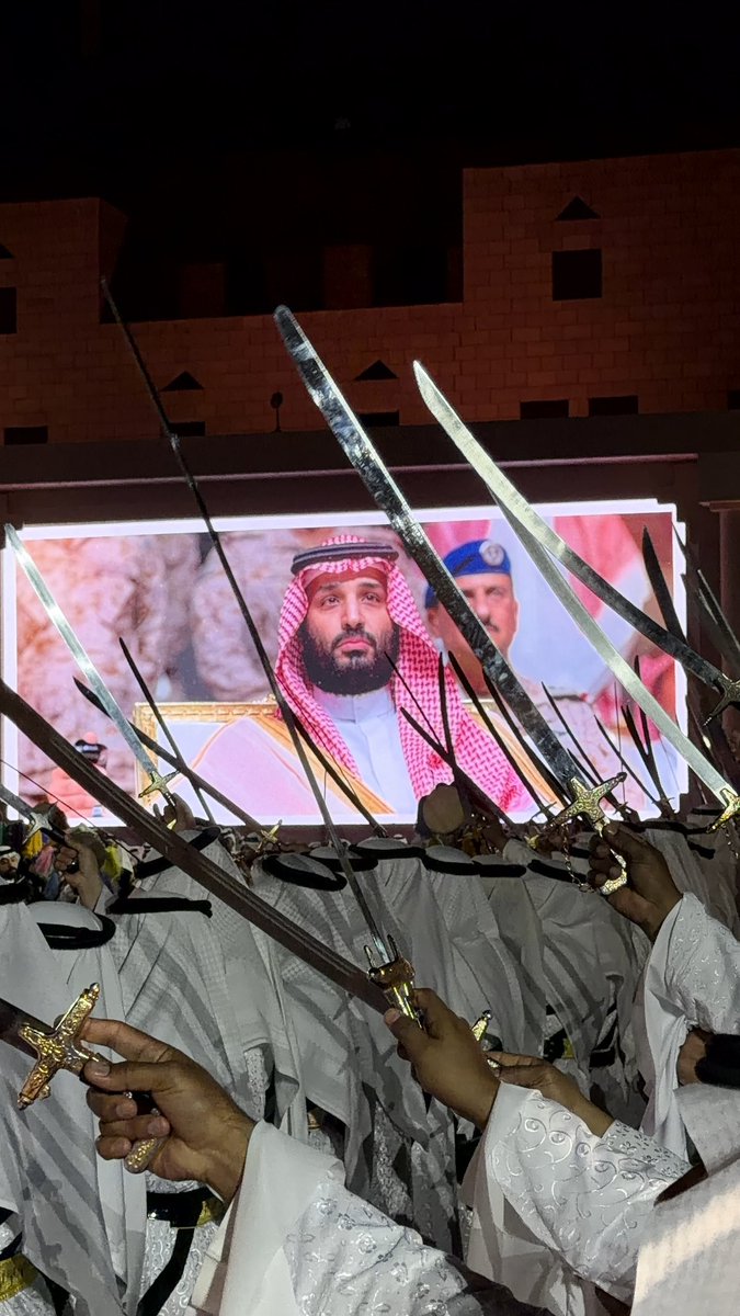Sh96F's tweet photo. كم روس قومً من فعولك ضاعت علومها 💚 https://t.co/l5yk3Ted2j